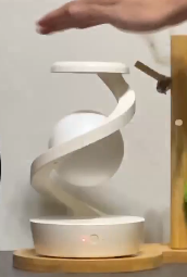 Lámpara Giratoria con Sensor y Cargador – ¡Ilumina, Gira y Carga al Mismo Tiempo!